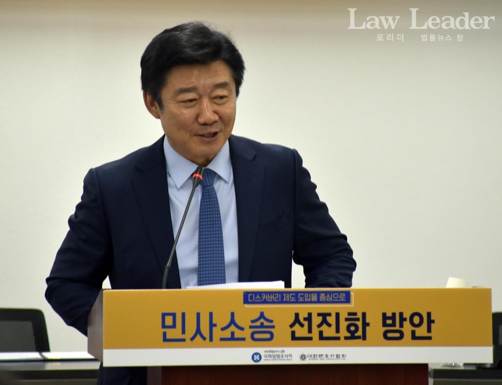 박상철 국회입법조사처장이 원고 없이 개회사를 하고 있다. 