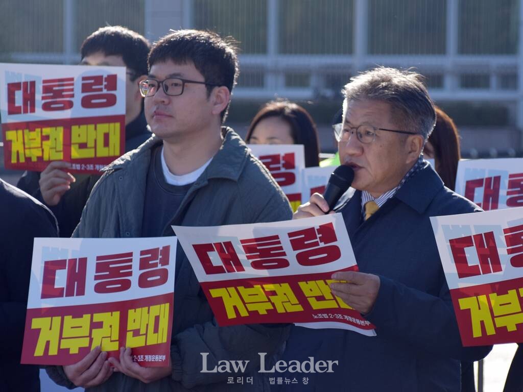 민변 회장 조영선 변호사(오른쪽)