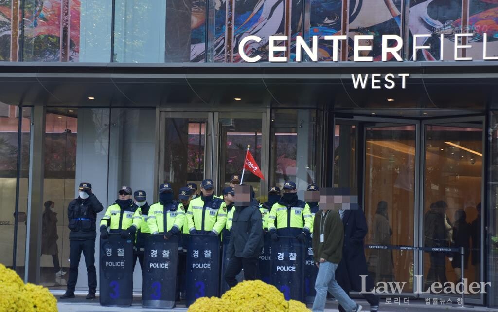 이날 결의대회가 진행되는 세라젬 본사가 입주한 건물 앞에 경찰들이 경계하고 있다.