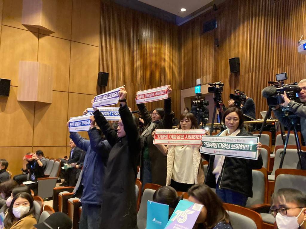 공동행동 활동가들이 서울역사박물관에서 열린 75주년 2023년 인권의날 기념식에서 피켓팅 침묵시위를 벌였다.(사진=인권운동네트워크 바람)