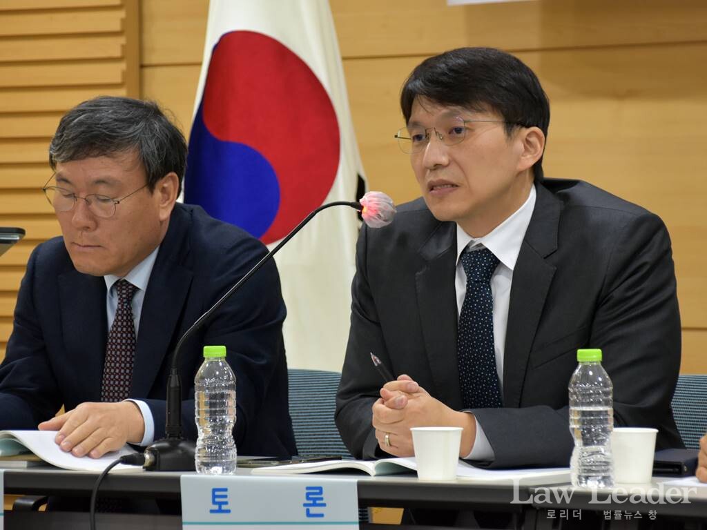 왼쪽부터 김성은 변호사, 박용철 서강대 법학전문대학원 교수