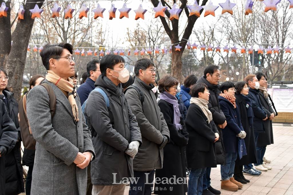 10.29 이태원 참사 서울광장 분향소 앞에서 참여연대 회원들이 합동 조문하고 있다.