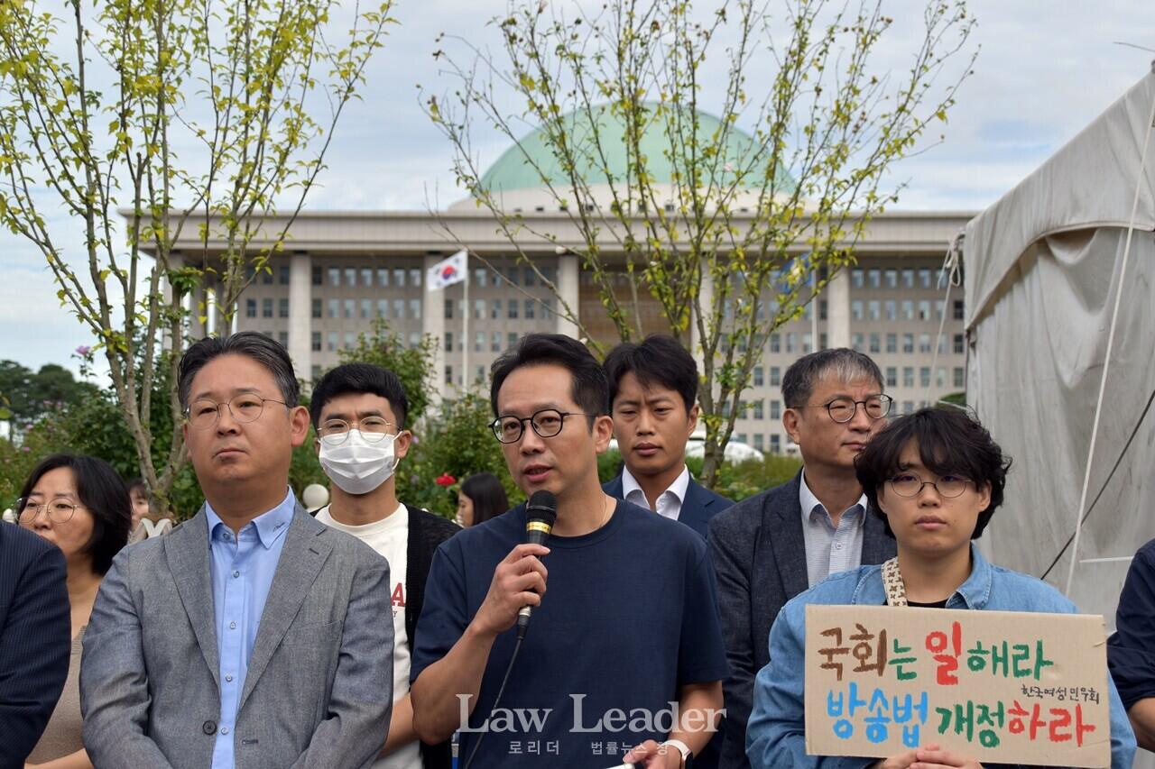 민주언론시민연합 채영길 공동대표(가운데)가 국회 앞에서 방송법 개정을 촉구하고 있다.