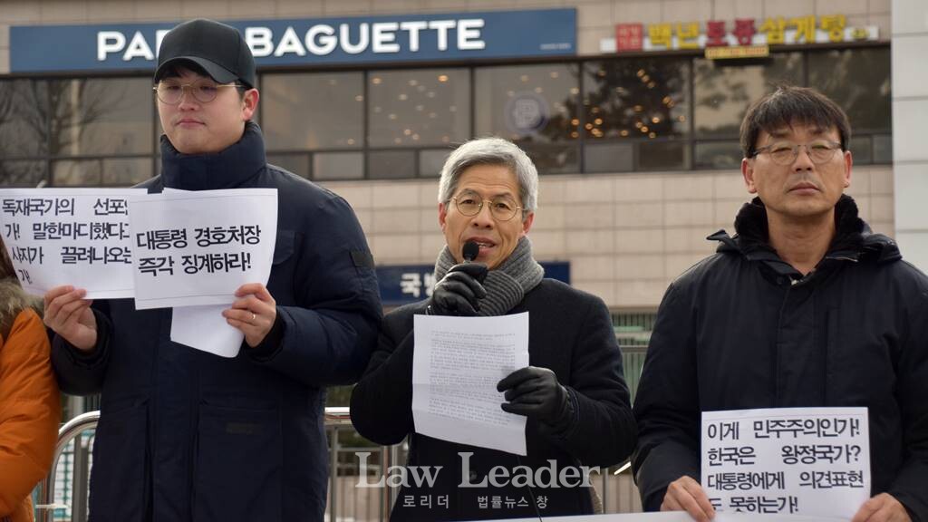 권영국 변호사(가운데)