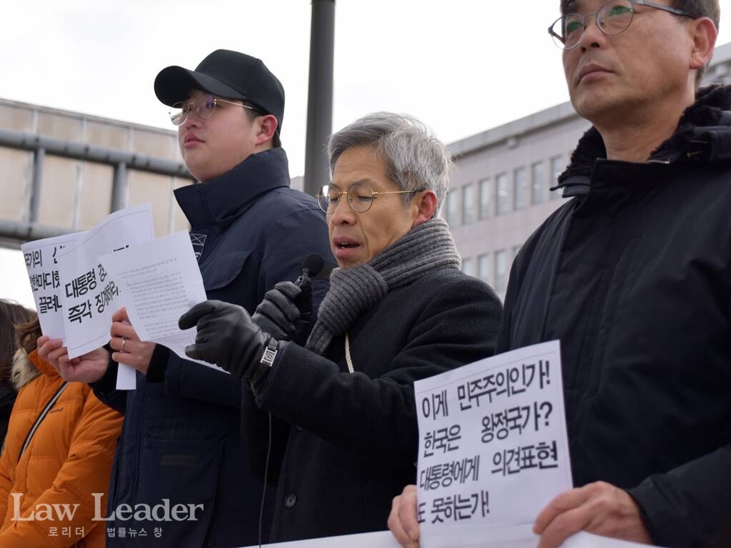 권영국 변호사(가운데)