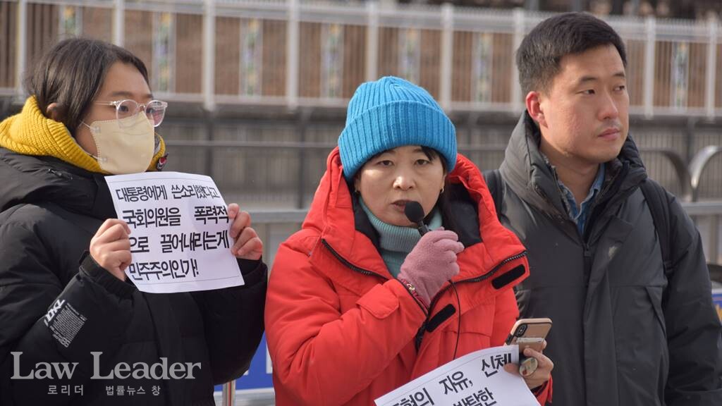 왼쪽부터 인권운동네트워크 바람 안나, 명숙 활동가, 민변 이종훈 변호사
