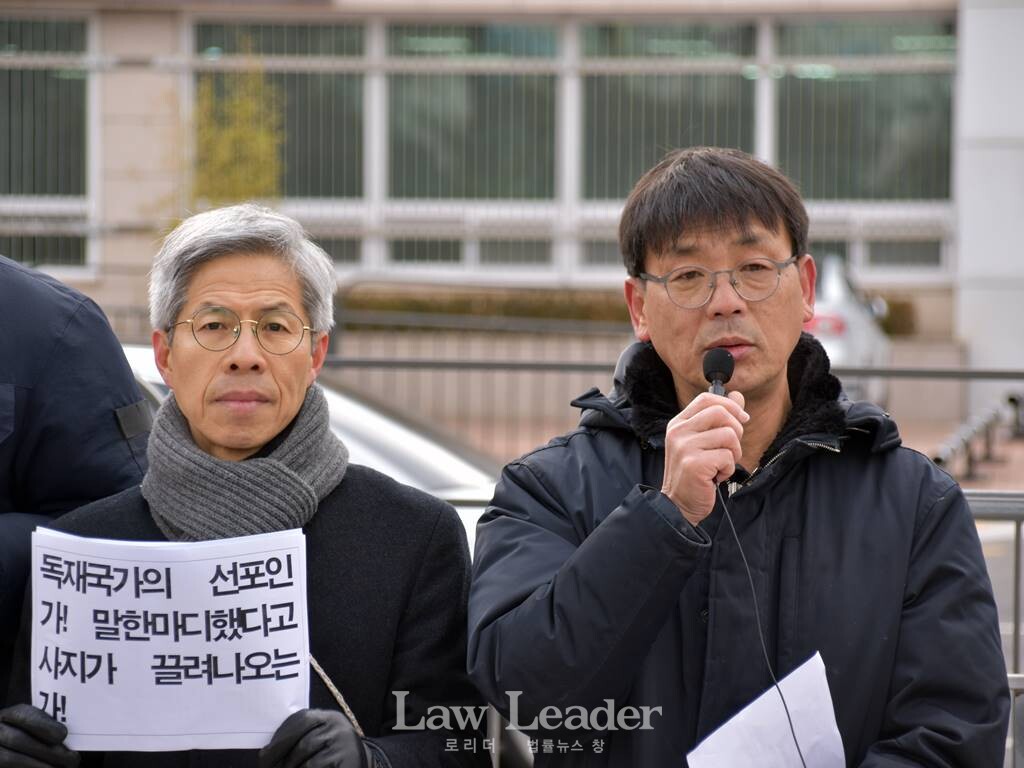 송경동 시인(오른쪽), 권영국 변호사(왼쪽)