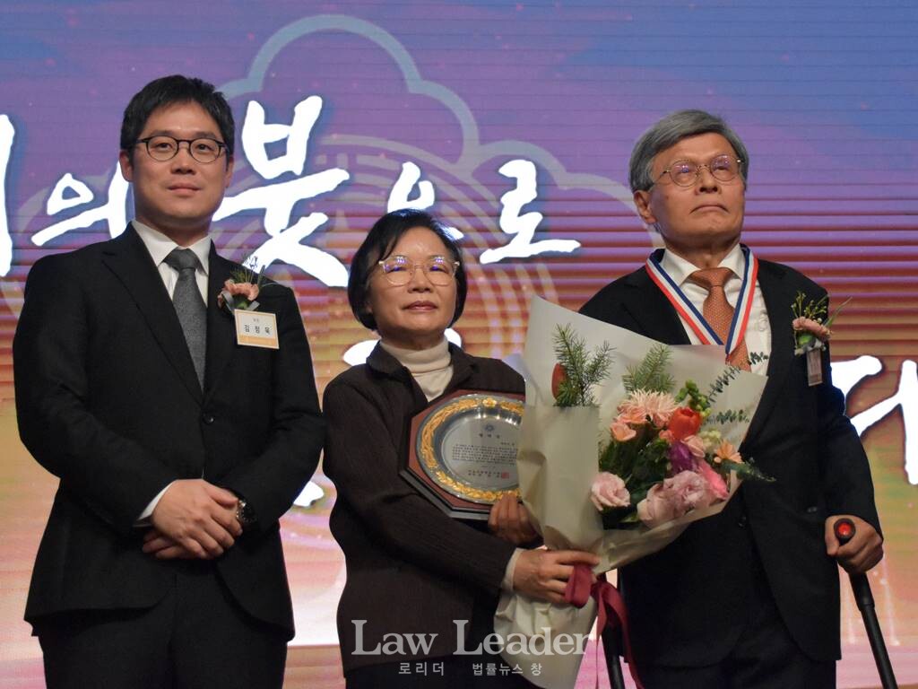 서울지방변호사회(회장 김정욱)는 장경찬 변호사에게 명덕상을 수여했다.