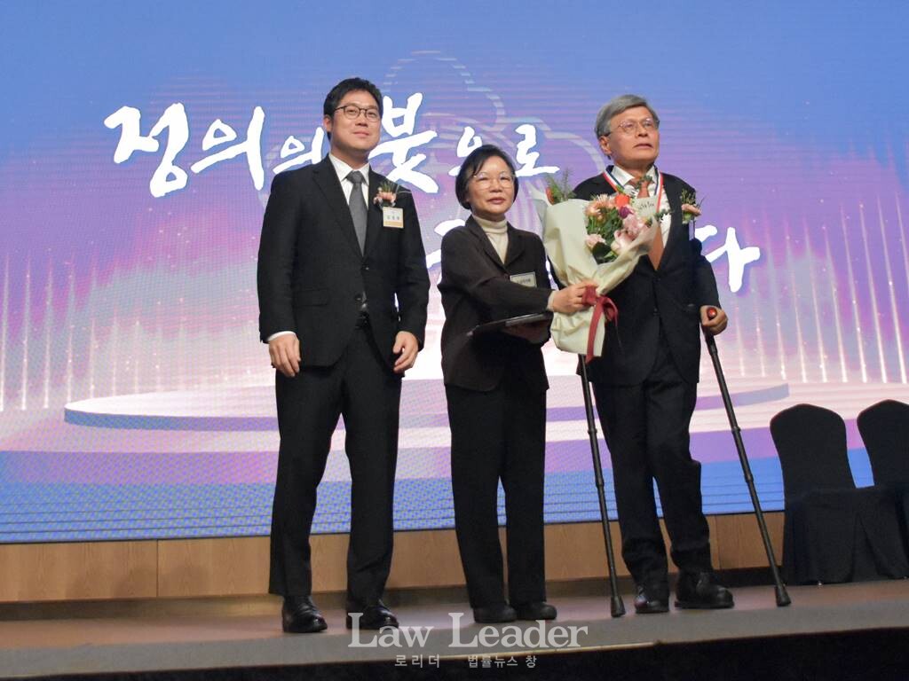 서울지방변호사회(회장 김정욱)는 장경찬 변호사에게 명덕상을 수여했다.