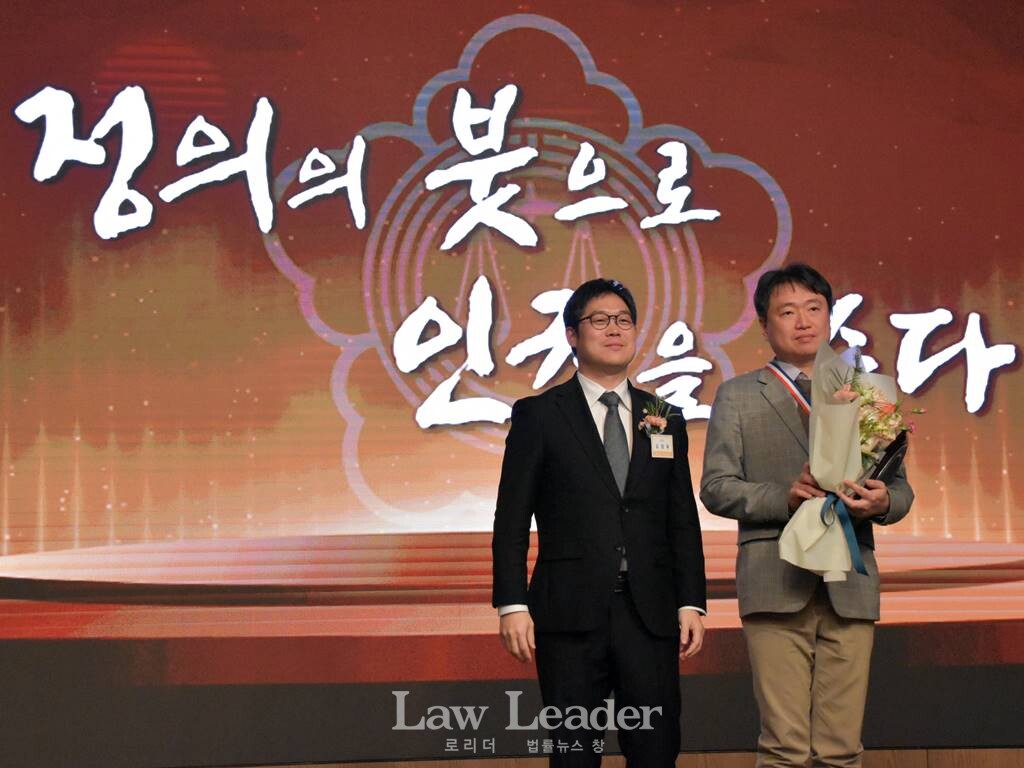 김정욱 서울지방변호사회장이 박대영 변호사에게 공익봉사상을 수여했다.