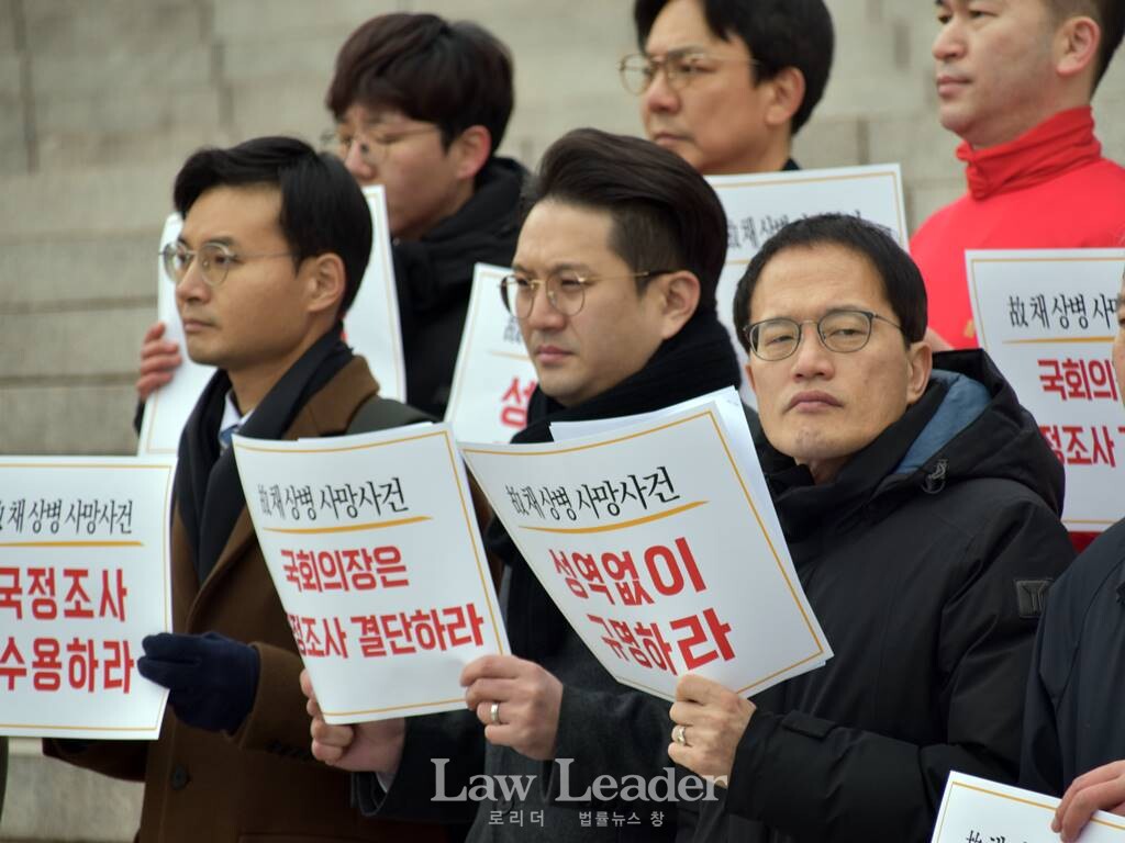 앞줄 왼쪽부터 백민 변호사(민변), 전용기 더불어민주당 국회의원, 박주민 더불어민주당 원내수석부대표