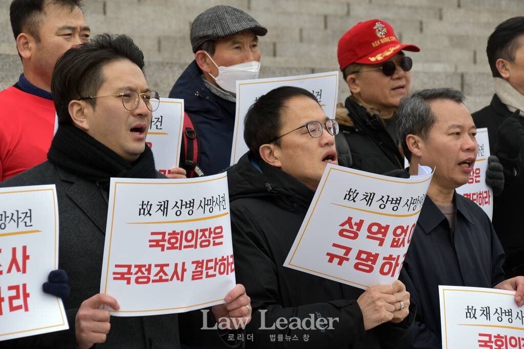 전용기, 박주민 더불어민주당 국회의원 등 참가자들이 구호를 외치고 있다.