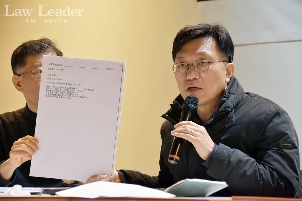 세금도둑잡아라 하승수 공동대표가 2월 23일 기자회견에서 제보 받은 메시지를 보여주고 있다.