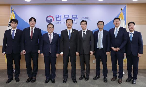 김영훈 대한변호사협회장(왼쪽 세번째), 박성재 법무부장관(왼쪽 네번째) / 사진=법무부