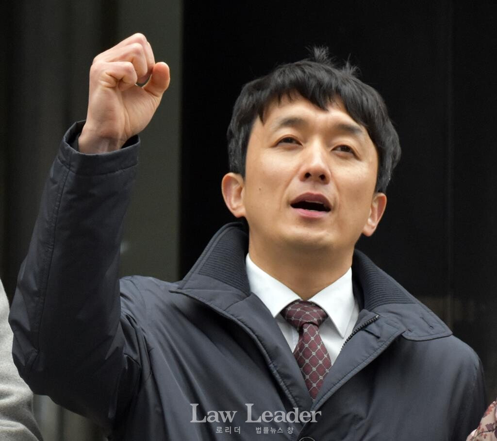 김병욱 변호사가 구호를 외치고 있다.