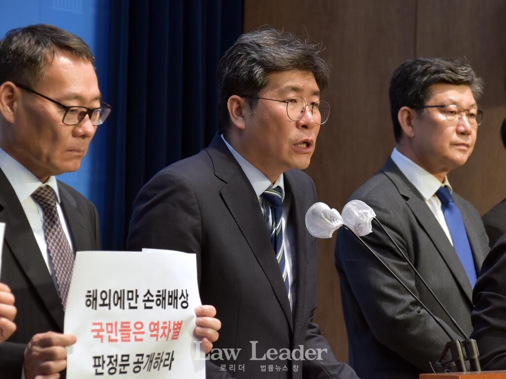 왼쪽부터 전성인 홍익대학교 경제학부 교수, 김종보 변호사(참여연대 경제금융센터 소장), 김남근 더불어민주당 국회의원 당선인