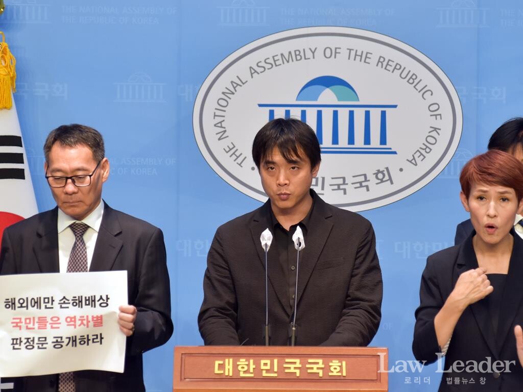 왼쪽부터 전성인 홍익대학교 경제학부 교수, 오종헌 공적연금강화국민행동 사무국장