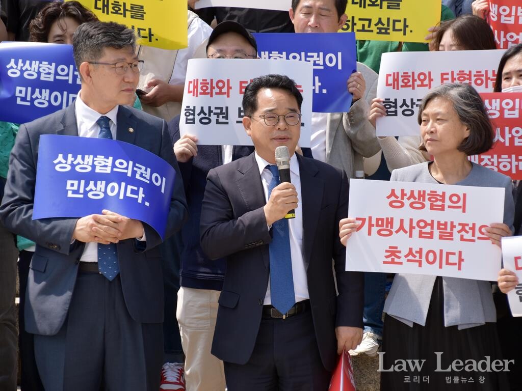 왼쪽부터 김남근 더불어민주당 국회의원 당선인, 민병덕ㆍ강민정 더불어민주당 국회의원