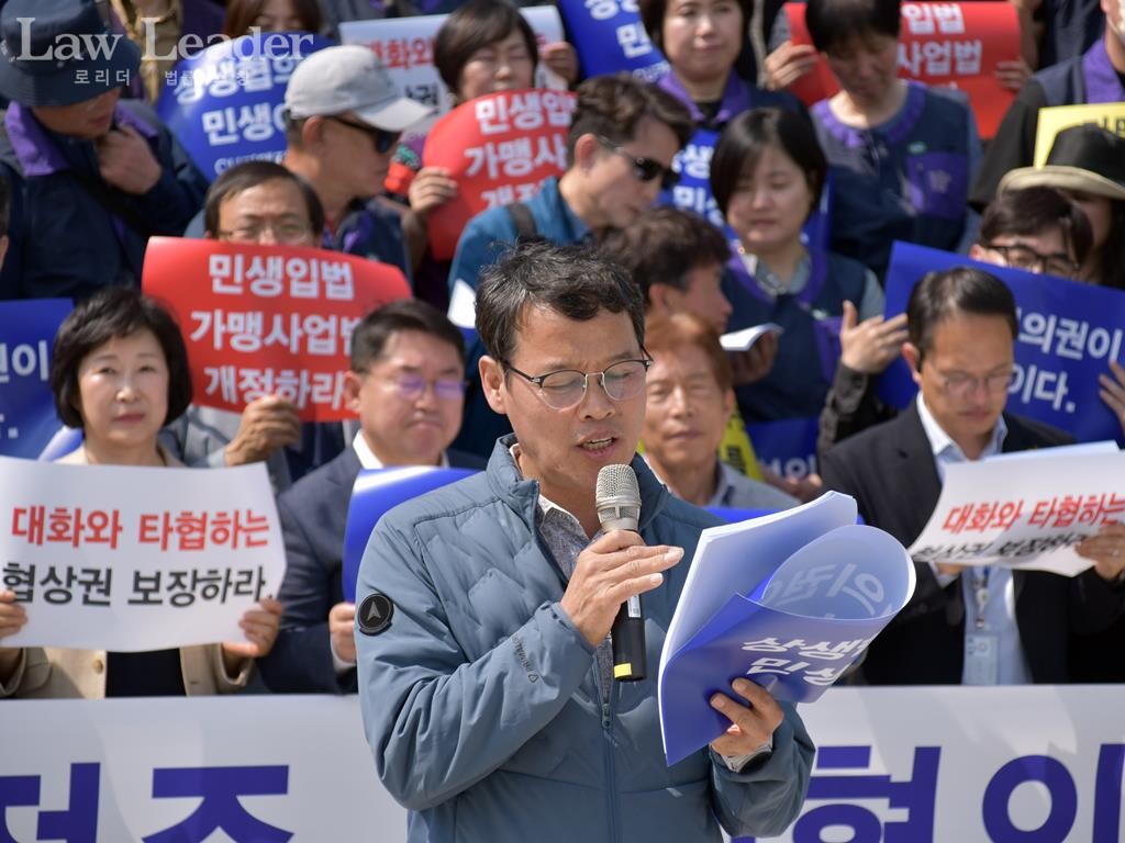 BHC가맹점주 진정호 씨가 현장사례를 발표하고 있는 가운데, 오세희 더불어민주당 국회의원 당선인(사진 뒷편 가장 왼쪽)과 박주민 더불어민주당 원내수석부대표(사진 뒷편 가장 오른쪽)가 경청하고 있다.