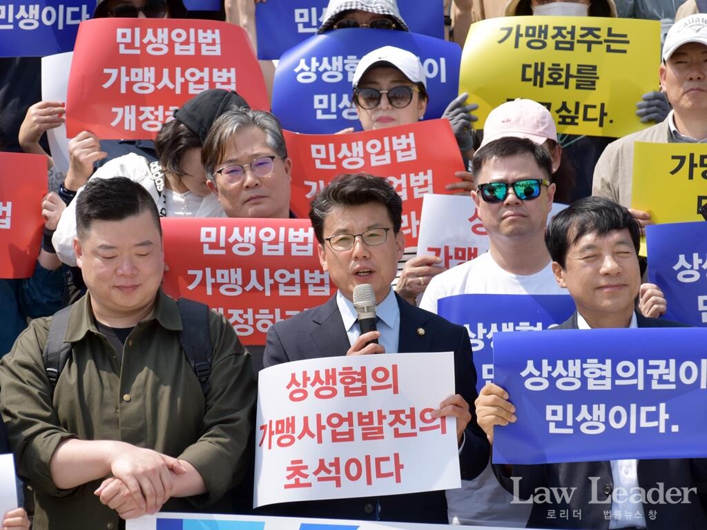 진성준 더불어민주당 국회의원(가운데)