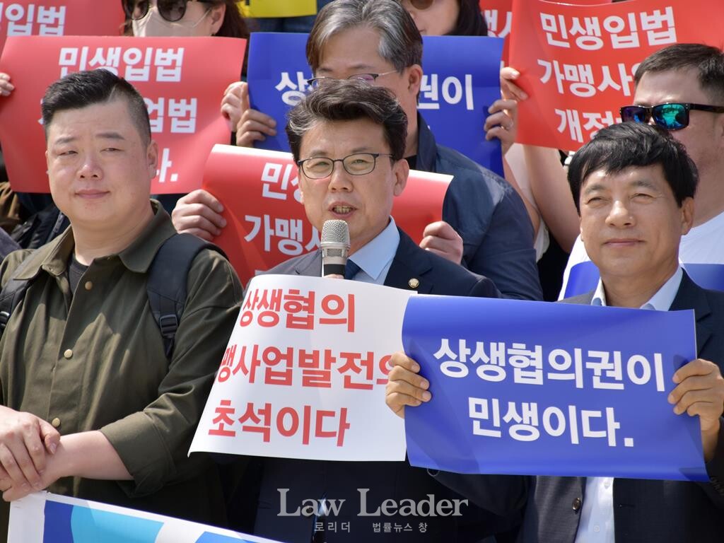 진성준 더불어민주당 국회의원(가운데), 오른쪽에 이성윤 더불어민주당 국회의원 당선인