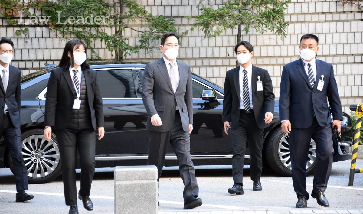 이재용 삼성전자 회장이 재판에 출석하기 위해 법정으로 향하고 있다.