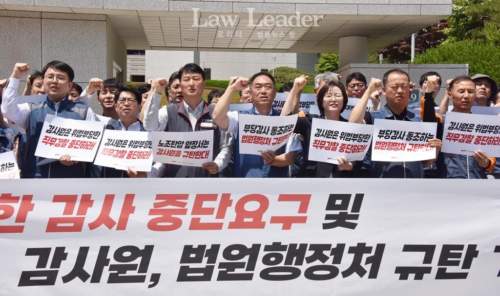 좌측부터 정민영 서울중앙지부장, 전국공무원노조 박중해 수석부위원장, 양경수 민주노총 위원장, 이성민 법원본부장, 정혜경 진보당 국회의원 당선인, 이상원 공무원노조 교육실장(전 법원본부장)