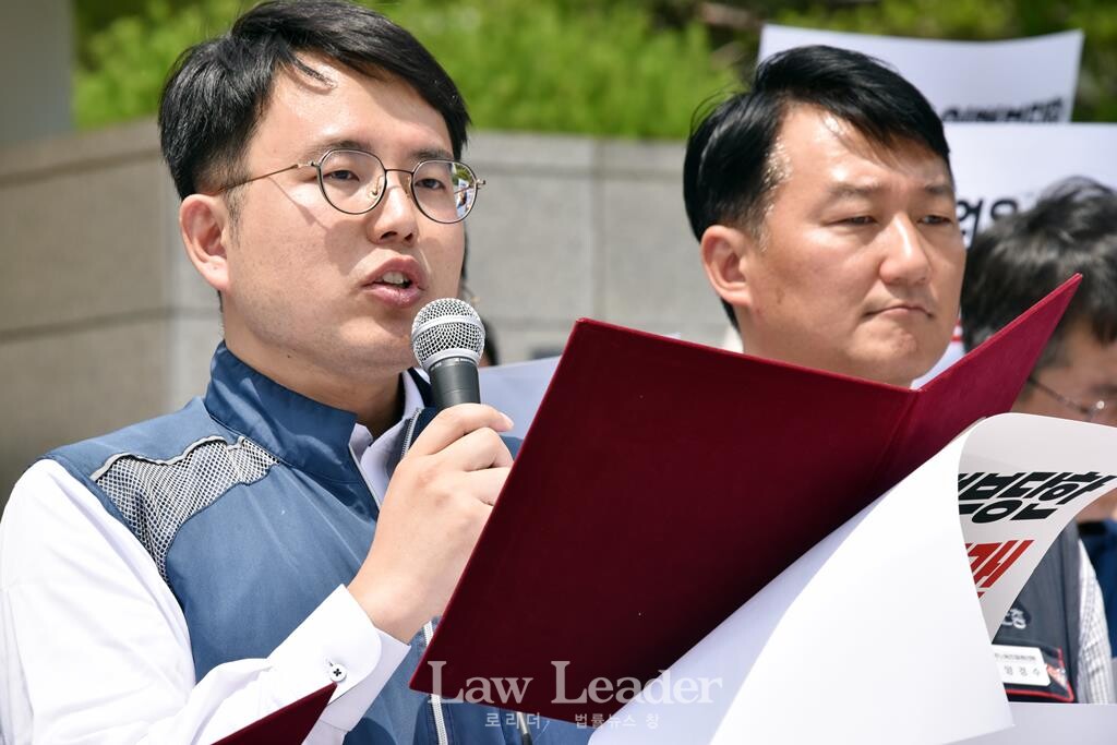  정민영 서울중앙지부장이 기자회견문 성명을 발표하고 있다.