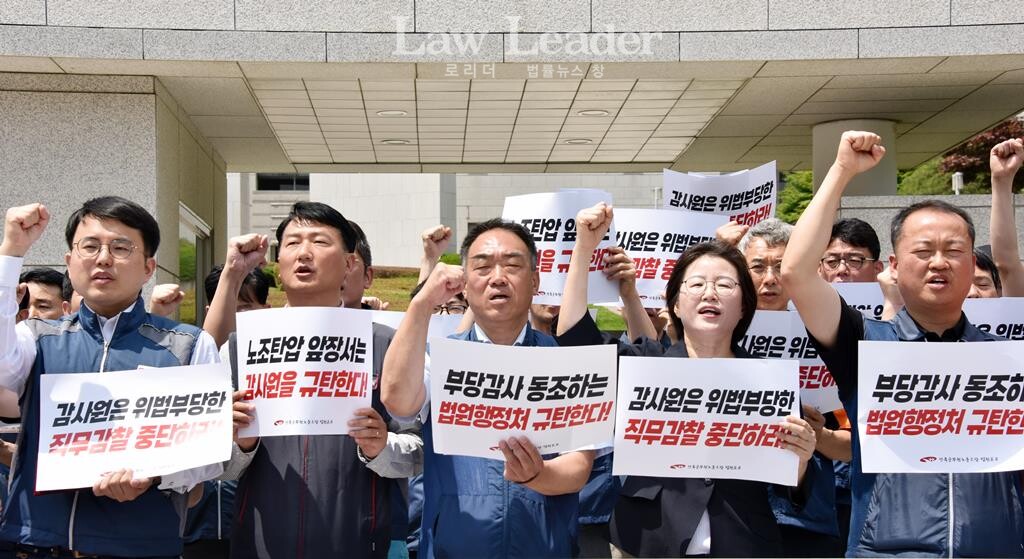 좌측부터 정민영 서울중앙지부장, 양경수 민주노총 위원장, 이성민 법원본부장, 정혜경 진보당 국회의원 당선인, 이상원 공무원노조 교육실장(전 법원본부장)