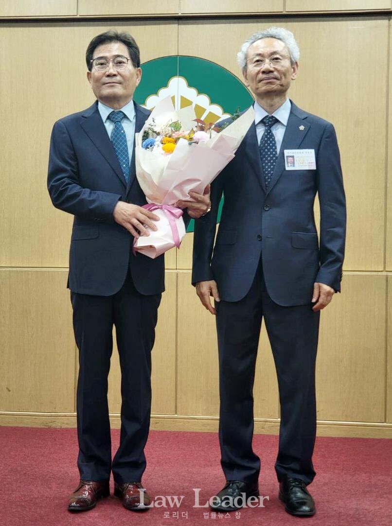 4일 대한법무사협회 박영극 선거관리위원장이 제23대 대한법무사협회장에 당선된 이강천 당선자에게 당선증과 꽃다발을 수여하고 기념촬영을 하고 있다.