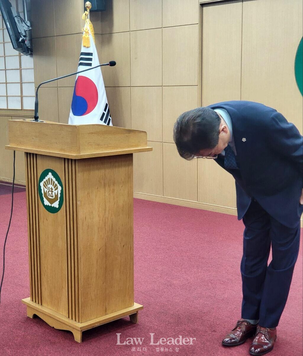 제23대 대한법무사협회장에 당선된 이강천 당선자가 당선인사를 위해 선거관리위원회들에게 인사하고 있다.