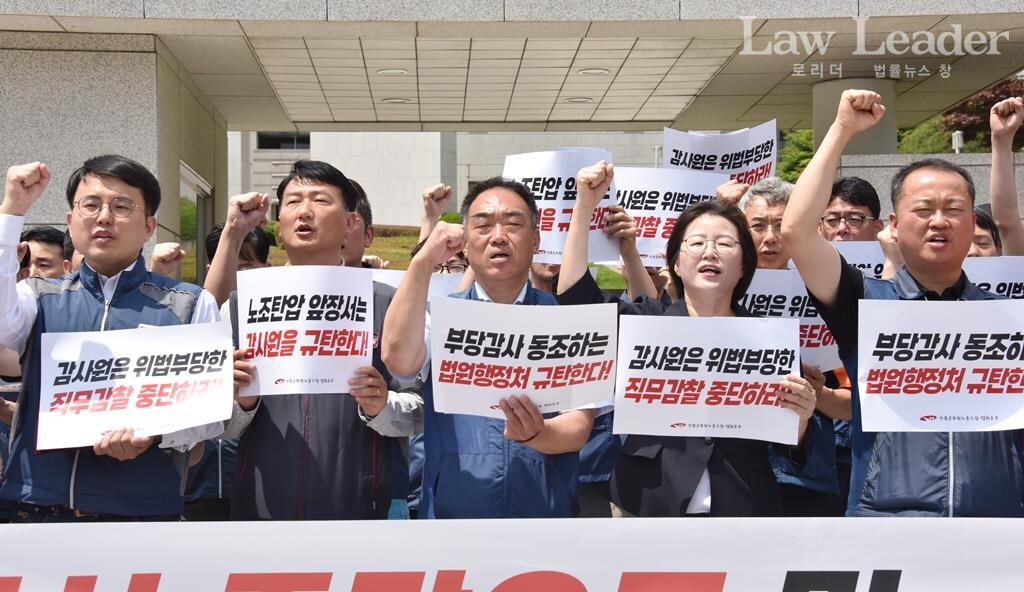 좌측부터 정민영 서울중앙지부장, 양경수 민주노총 위원장, 이성민 법원본부장, 정혜경 진보당 국회의원 당선인, 이상원 공무원노조 교육실장(전 법원본부장)