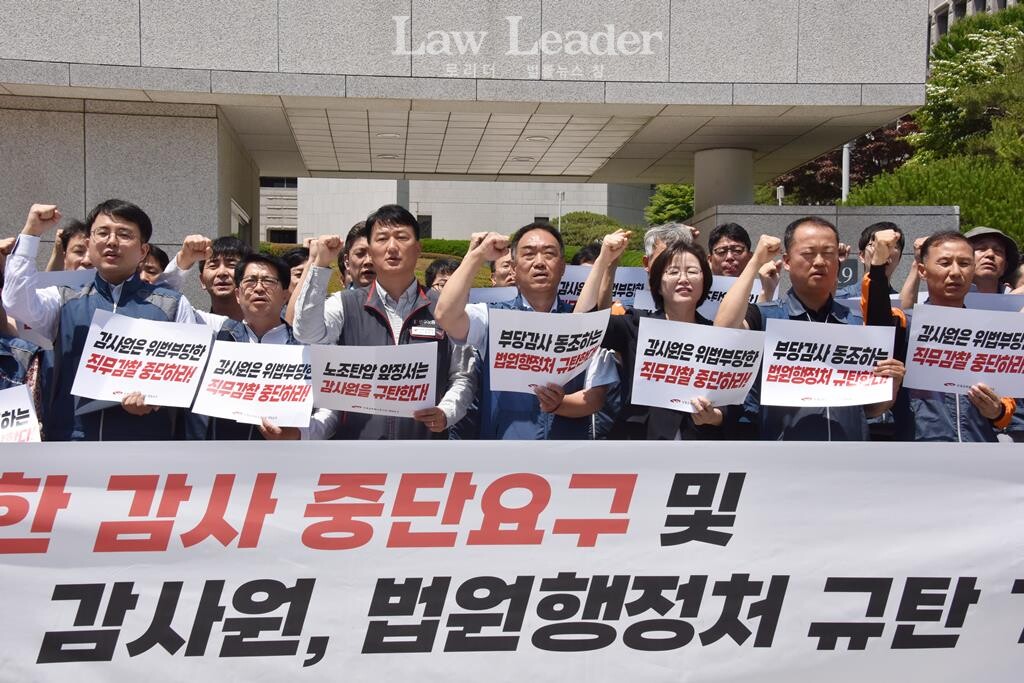 좌측부터 정민영 서울중앙지부장, 전국공무원노조 박중해 수석부위원장, 양경수 민주노총 위원장, 이성민 법원본부장, 정혜경 진보당 국회의원 당선인, 이상원 공무원노조 교육실장(전 법원본부장)