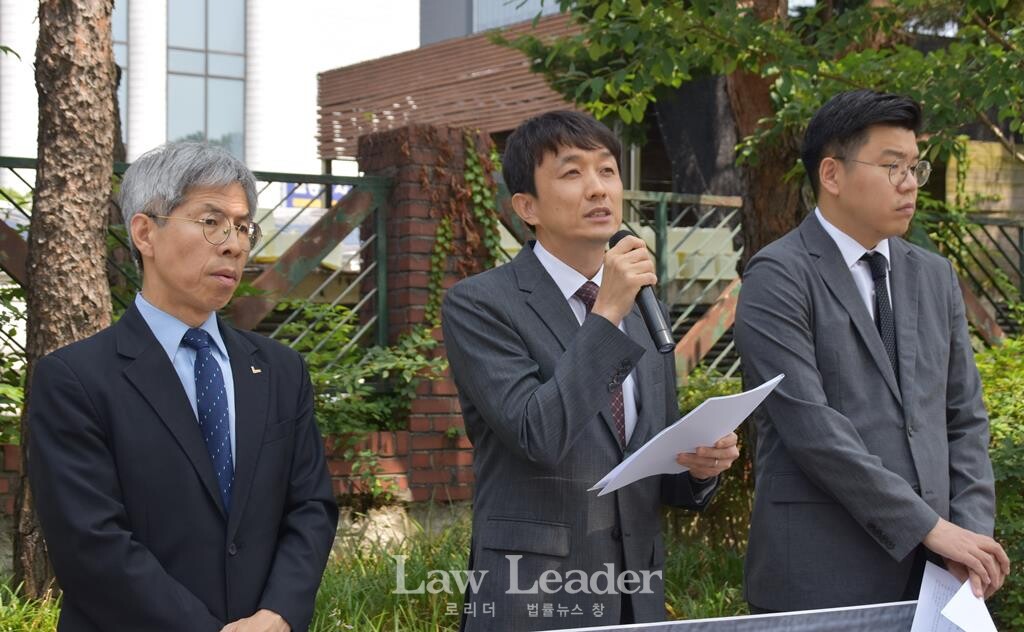 권영국 쿠팡대책위 대표, 쿠팡 고발인 대리인 김병욱 변호사, 정병민 변호사(공공운수노조 법률원)