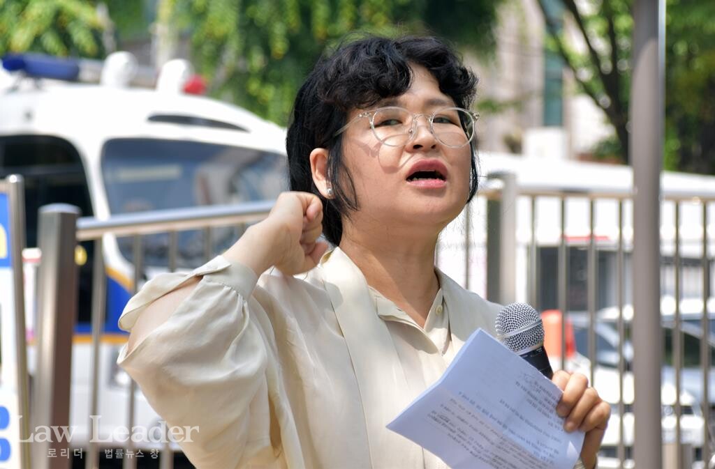 장혜진 쿠팡대책위 법률팀장(노무사)이 구호를 선창하고 있다.