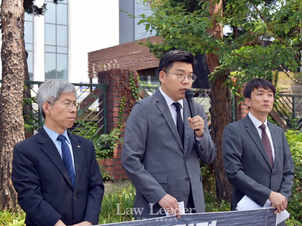 권영국 쿠팡대책위 대표, 정병민 변호사(공공운수노조 법률원), 김병욱 변호사(쿠팡 고발인 대리)