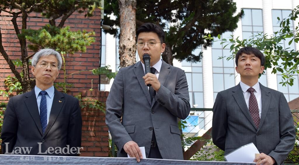 권영국 쿠팡대책위 대표, 정병민 변호사(공공운수노조 법률원), 김병욱 변호사(쿠팡 고발인 대리인)