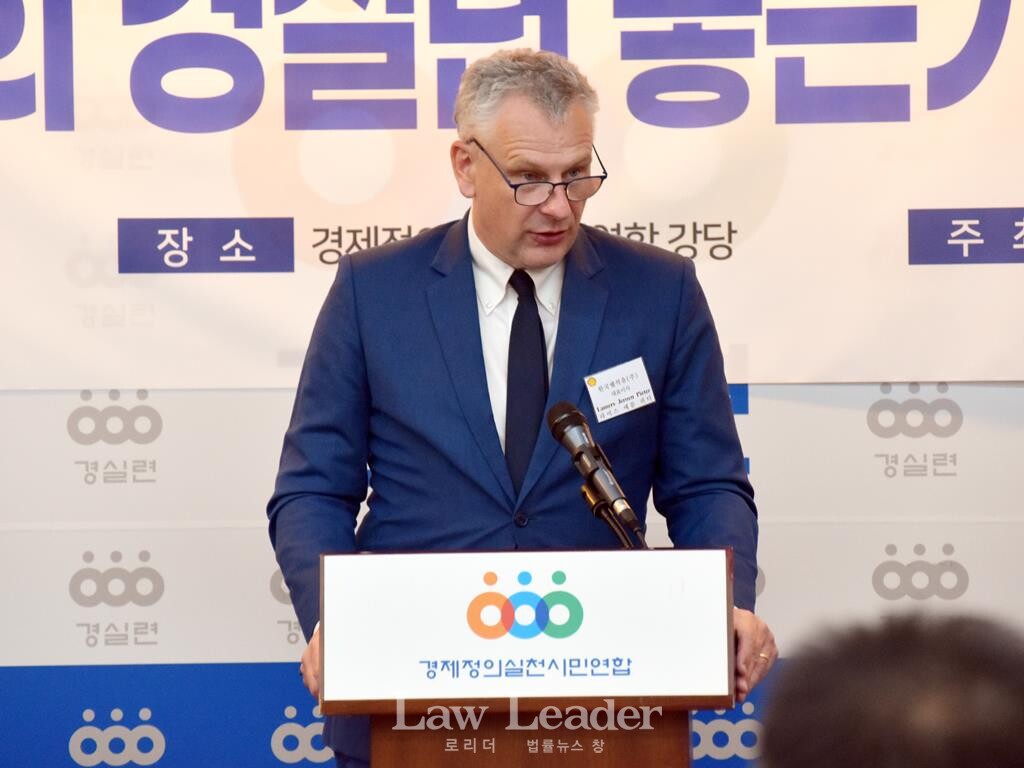 한국쉘석유 라머스 예룬 피터 대표이사가 소감을 발표하고 있다.