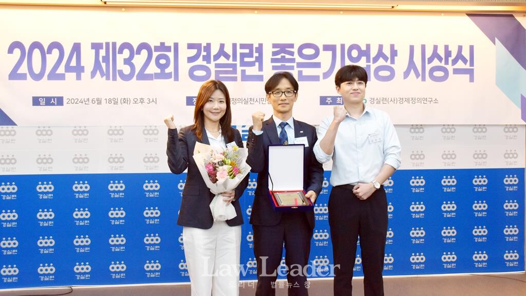 한미글로벌 김경태 전무와 회사 관계자들이 기념촬영을 하고 있다.