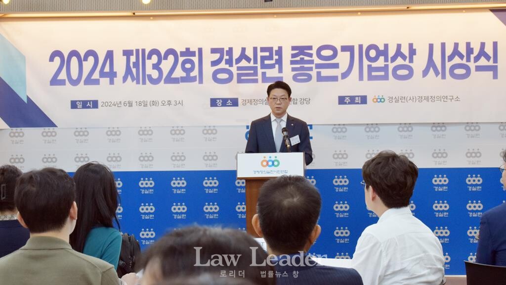 한화시스템 전연보 전무가 수상 소감을 말하고 있다.