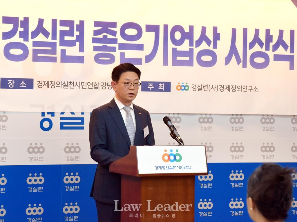 한화시스템 전연보 전무가 수상 소감을 말하고 있다.