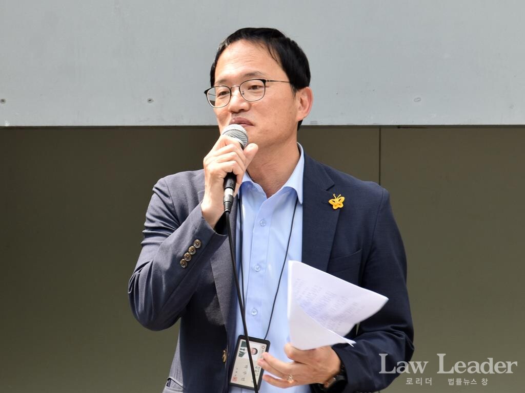 박주민 더불어민주당 국회의원(을지로위원회 위원장)이 라이더유니온 집회에 참석해 발언하고 있다.