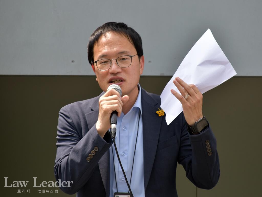 박주민 더불어민주당 국회의원(을지로위원회 위원장)이 라이더유니온 집회에 참석해 발언하고 있다.