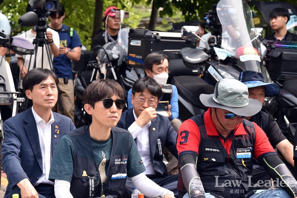 한창민 사회민주당 국회의원과 이용우 더불어민주당 국회의원이 참석했다.