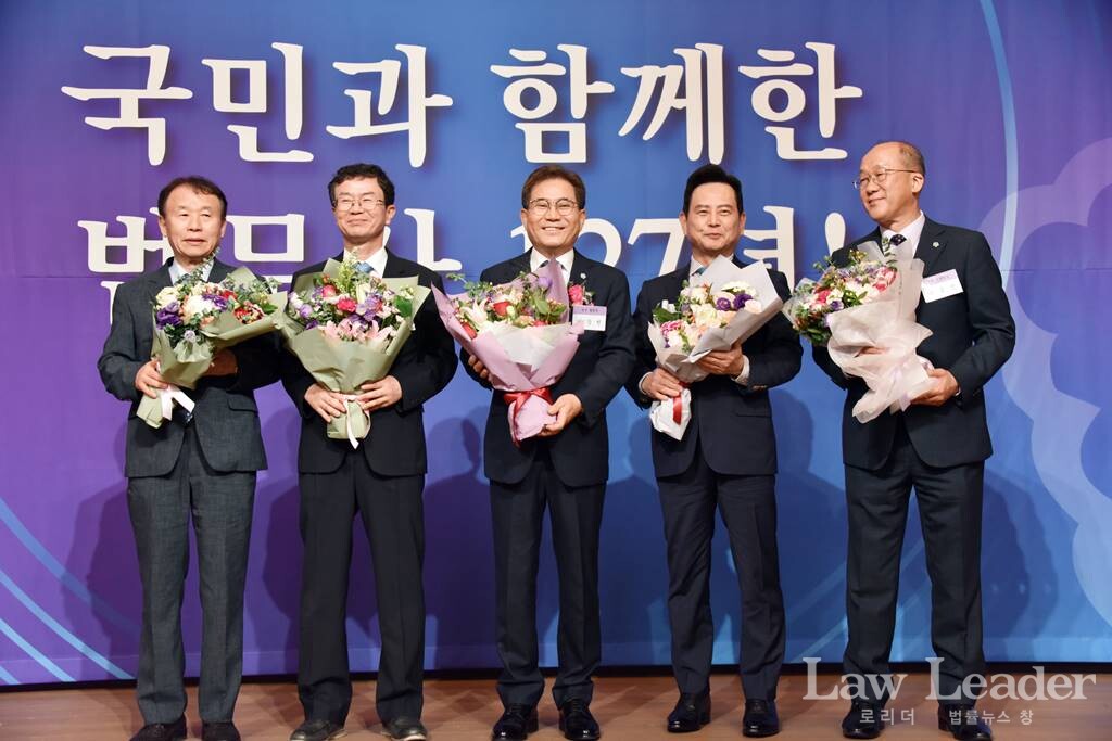 좌측부터 배종국 부협회장, 김태영 상근부협회장, 이강천 대한법무사협회장, 성하경 부협회장, 이중한 부협회장