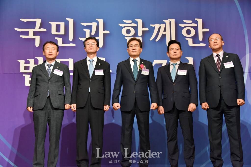 좌측부터 배종국 부협회장, 김태영 상근부협회장, 이강천 대한법무사협회장, 성하경 부협회장, 이중한 부협회장