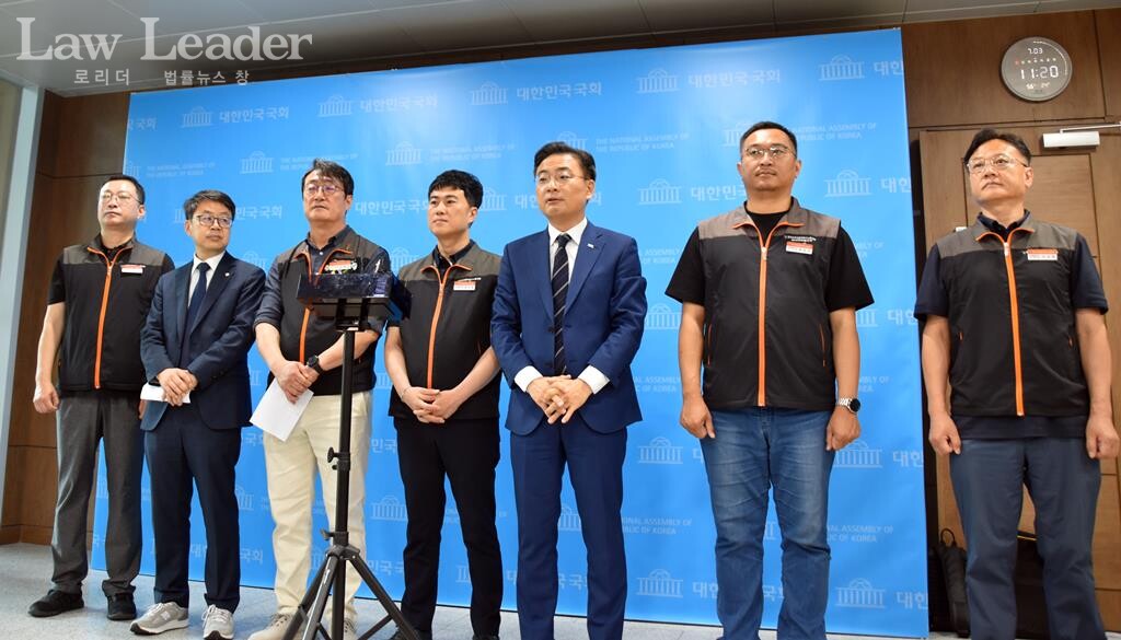 기자회견 후 백브리핑을 하고 있다