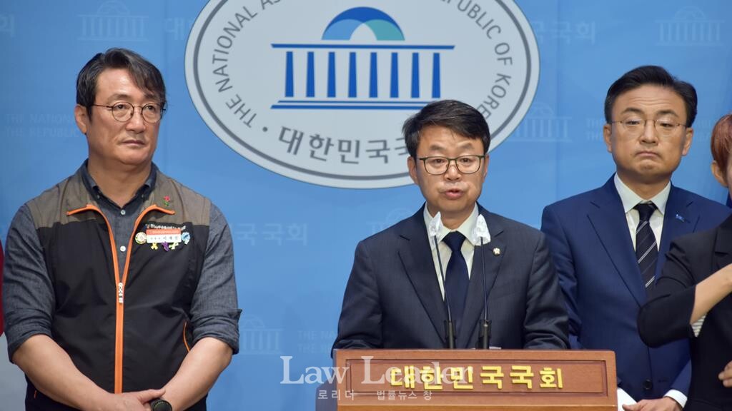 이재진 사무금융노조 위원장, 박홍배 더불어민주당 국회의원, 신장식 조국혁신당 국회의원