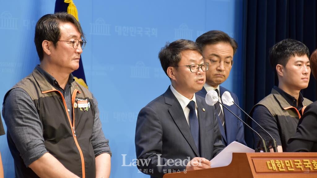 왼쪽부터 이재진 사무금융노조 위원장, 박홍배 더불어민주당 국회의원, 신장식 조국혁신당 국회의원, 봉선홍 사무금융노조 OK금융그룹지부장