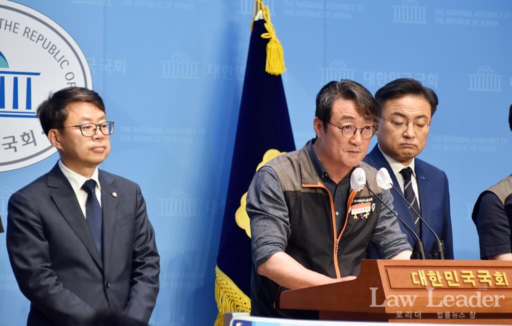 박홍배 국회의원, 전국사무금융서비스노동조합 이재진 위원장, 신장식 국회의원